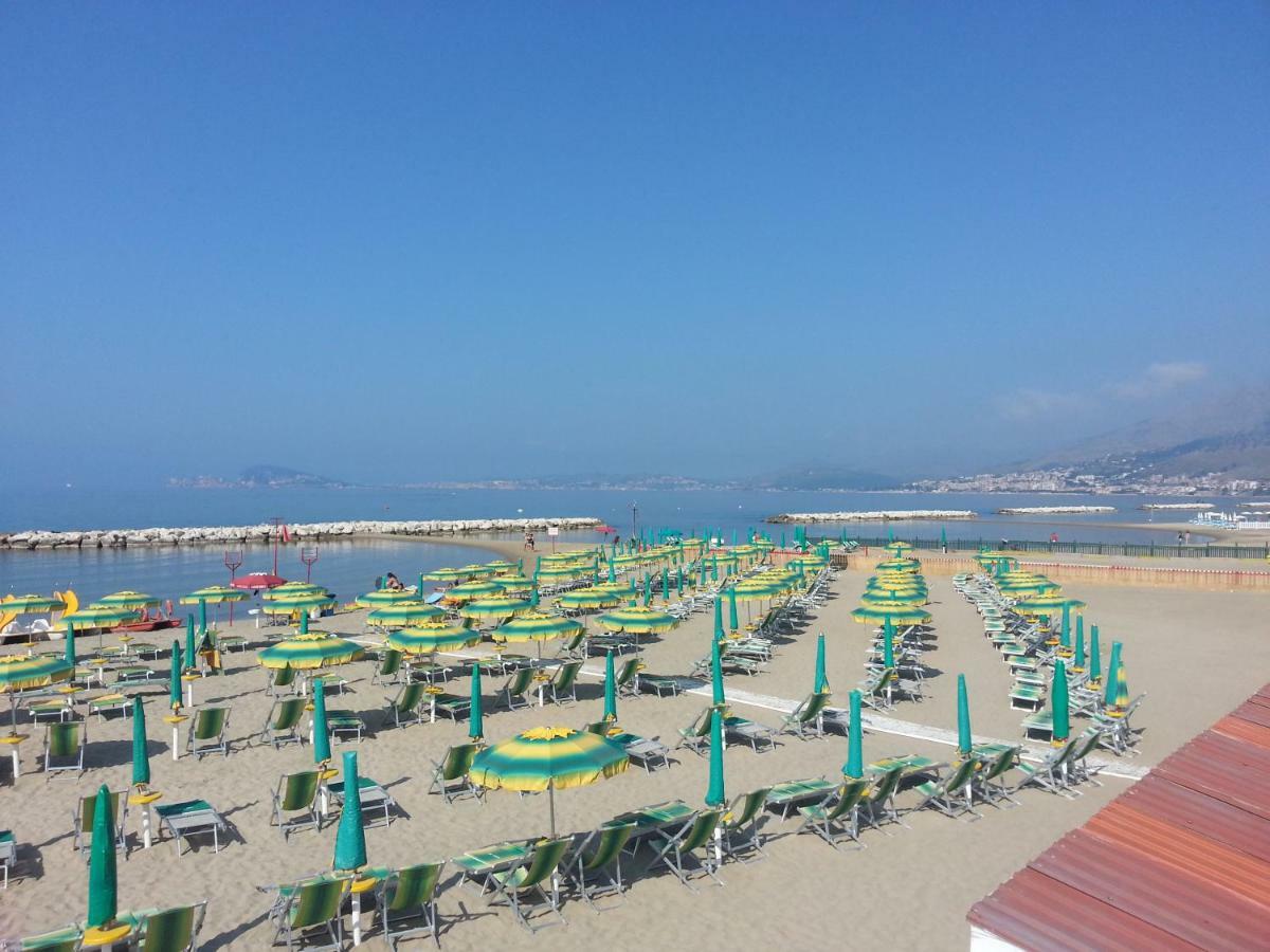 Guesthouse Holiday Formia Beach エクステリア 写真